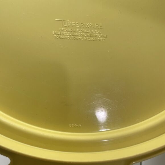 Vintage Harvest Gold Tupperware Cake Carrier With Handle Made In USA - Picture 9 of 11